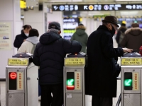 노인 출퇴근 시간 무임승차 제한 검토설…靑 "계획 없다"