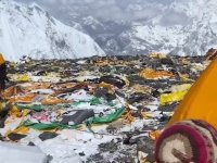 "텐트, 숟가락…본 것 중 가장 더럽다" '쓰레기 산' 된 에베레스트