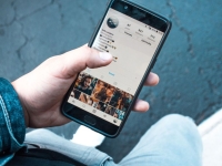 여성들 SNS에 '좋아요' 누른 남편…