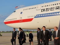 대통령 전용기 이륙에 도피설까지…尹 일거수일투족 촉각