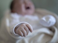 "방금 낳은 아기 사실래요?"…독버섯처럼 퍼지는 신생아 인신매매