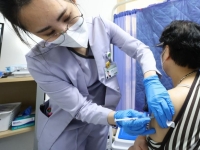 코로나 백신 부작용에 자궁출혈 등 추가 인정