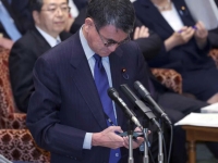 질문에 "잠깐 확인 좀" 국회서 폰 꺼냈다 혼난 日고노 