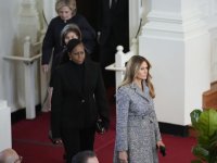 '장례식에도 디올패션은 포기 못해'…나홀로 '회색 코트' 입은 멜라니