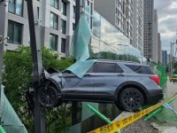 강남 아파트 방음벽에 꽂혀버린 SUV, 무슨 일?…일가족 4명 부상