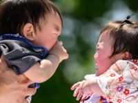치솟는 병원비에 임산부 고민 ↑…출산비 의료보험 적용 추진하는 일본
