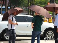 불볕더위에 양산 찾는 남자들 "눈치 안 보여요"