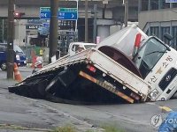 부산서 깊이 8미터 싱크홀 발생...車 2대 통째로 삼켜