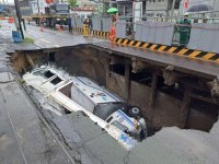 부산서 깊이 8미터 싱크홀 발생...車 2대 통째로 삼켜