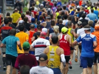 "마라톤 완주하면 집값 2000만원 깎아준다"…부동산 침체 속 中지방도시 특단책