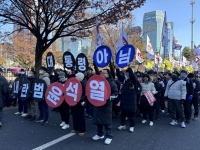 [르포]“대통령 탄핵 당연히 가결돼야”…국회 앞 가득 메운 시민들