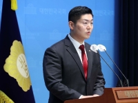 "성별은 선택 영역 아니다"…초등생 성교육 교재 비판 받은 이유