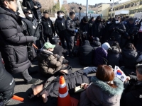 [속보]경찰, '윤석열 체포 저지' 지지자 강제해산 시작