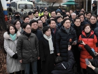 국힘의원들, 尹관저 앞에서 7시간 대기…