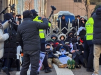 경찰, 서부지법 막아선 尹지지자들 강제해산 시작