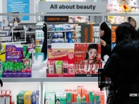 2030 천국? 이젠 중년들도 간다…'싸고 품질 좋은' 다이소 화장품에 반한 시니어