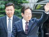 이재명, 대선 후보 선출 뒤 첫 재판 출석…지지자에 '인사'·질문엔 '묵묵부답' 