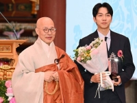 결혼 후 불교로 개종·삭발 감행한 이승기 '불자 대상'