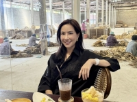 명품 두른 채 노동자 배경으로 '찰칵'…