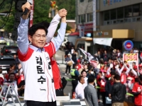 '큰절하고 밀양 아리랑 흥얼'…김문수, PK 표심 확보 총력