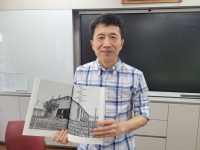 이젠 고추밭으로 변한 운동장…폐교 사진만 찍는 선생님 