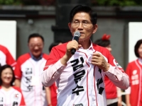 김문수, 점퍼 열더니 