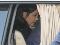'건진법사' 샤넬백, 김건희 수행비서가 받아 교환…검찰 수사 확대