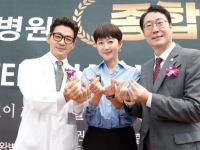 염정아, 종합병원장 사모님 됐다…남편 병원 승격 행사서 포착