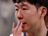 우승 트로피에 이마 긁혀도 '싱글벙글'…손흥민, 길이 남을 '영광의 상처'