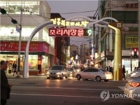 서울 강동구 복조리시장에 차량 돌진…11명 부상