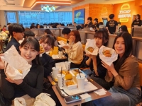 토종 치킨버거 다 망했는데 맘스터치만 승승장구…日 전문가도 화들짝