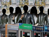 직원들 연봉 1억에 퇴직금 3억원 챙겼다…이자이익만 40조 육박한 은행들