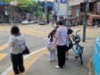 '무단외출 반복' 조두순 잠시 떠난 동네…8분 거리 학교 앞 불안한 부모들