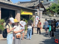 관광객 무작정 막으면 어쩌나…매출 1000만원 줄어든 북촌의 딜레마