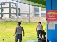 골프 연습장서 러닝셔츠만 입고…