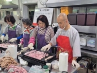 삼겹살 들고 수녀원 찾은 스님, 직접 굽기까지…무슨 사연?