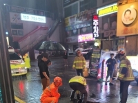 145㎜ 폭우 속 맨홀에 빠진 30대 여성…부산 상인들이 구했다