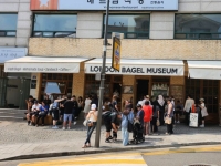 빵 5개 3만원, 대기 3시간…MZ세대 줄 세운 런던베이글[빵값의 비밀]