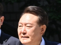 尹, 내란 특검팀과 첫 대면…'묵묵부답' 상태로 지지자 보며 '미소'