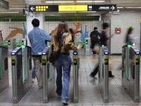 "내일부터 지하철 내릴때 안찍으면 요금 추가됩니다"