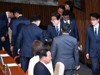 권성동 팔 툭 친 李대통령…권성동 