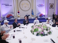 국가 유공자·보훈 가족에 90도 고개 숙인 李대통령 