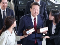 지하주차장 출입 포기하고 말없이 입장…尹, 내란특검 공개 출석