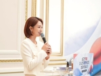 청와대 간 오정연, 6·25 참전 유공자 손녀였다…