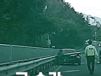 차량 사고에 도로 막히자 지게차 몰고 온 시민 '번쩍'