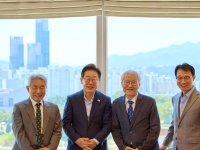 원로 언론인 만난 이재명 대통령…건네받은 쪽지엔 '인의(仁義)정치'