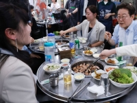 이 대통령, 직원들과 오겹살·소주 '깜짝 회식'…