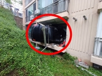 아파트 1층 베란다 뚫고 차량 돌진…집에 있던 80대 날벼락