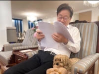 李 대통령 반려견 '바비' 공개…