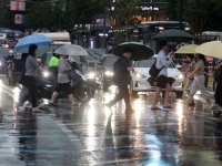 [날씨]출근길 우산 챙기세요…비 내려도 '찜통더위'
